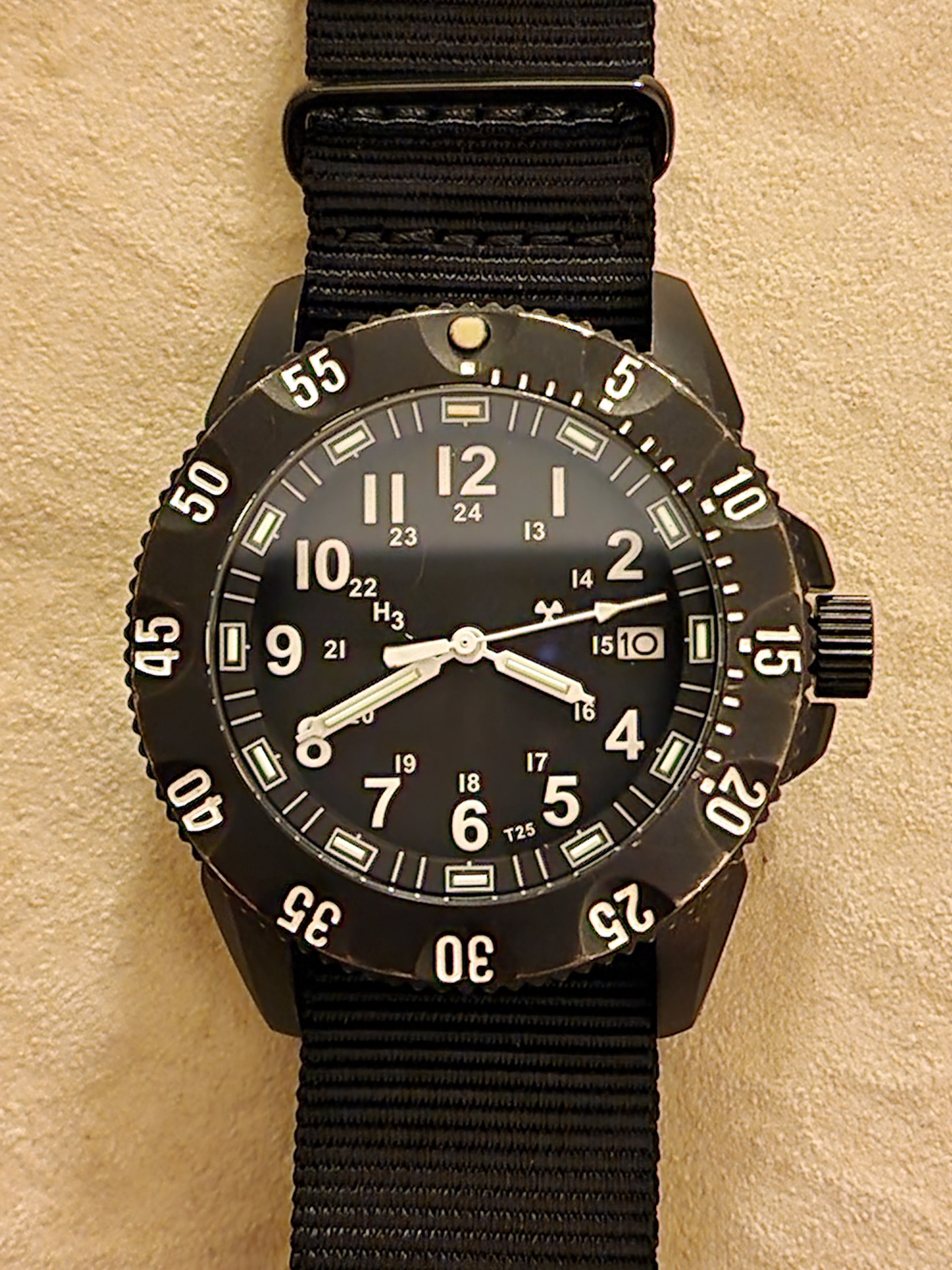 Tactical automatic outlet watch